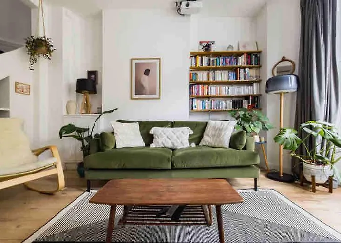 Quiet Stunning 2-Bedroom Flat With Private Garden