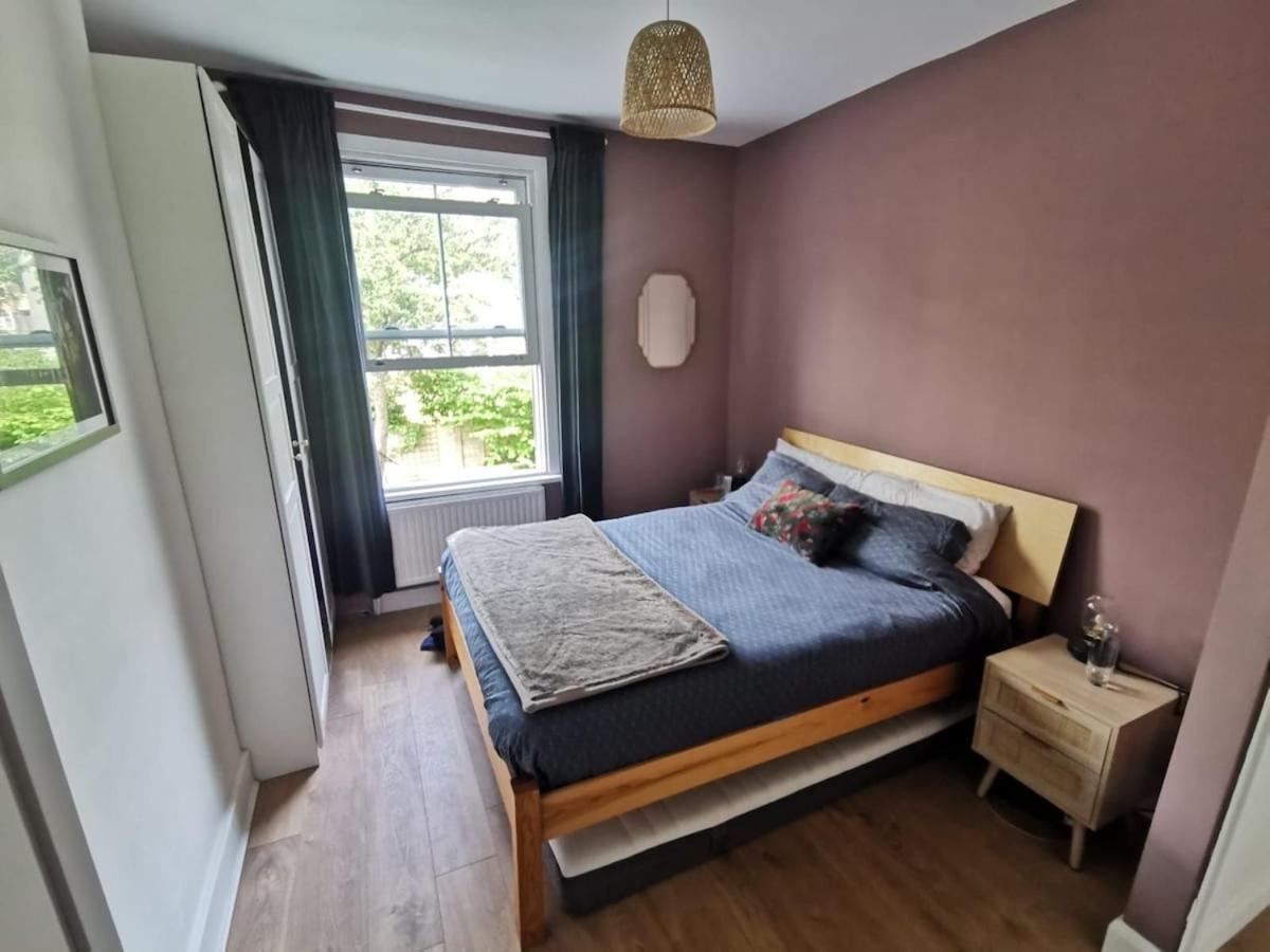 Quiet Stunning 2-bedroom Flat With Private Garden Hébergement de vacances