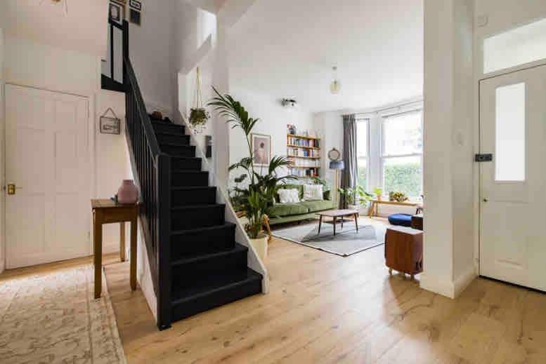 Quiet Stunning 2-bedroom Flat With Private Garden Hébergement de vacances *