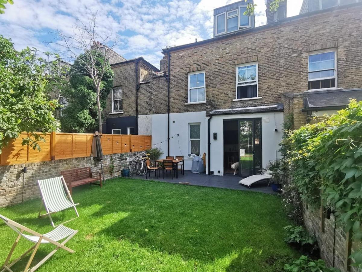 Hébergement de vacances Quiet Stunning 2-bedroom Flat With Private Garden