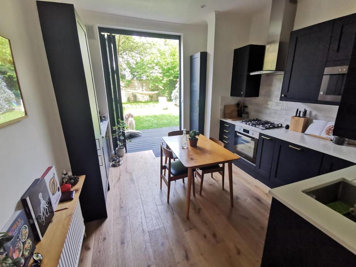 Hébergement de vacances Quiet Stunning 2-bedroom Flat With Private Garden Londres